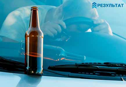 Как определить безопасную дозу алкоголя Мужчина спит в автомобиле за рулём