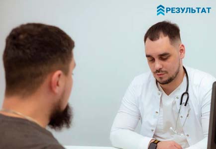 Этапы лечения алкоголизма Врач и пациент за столом